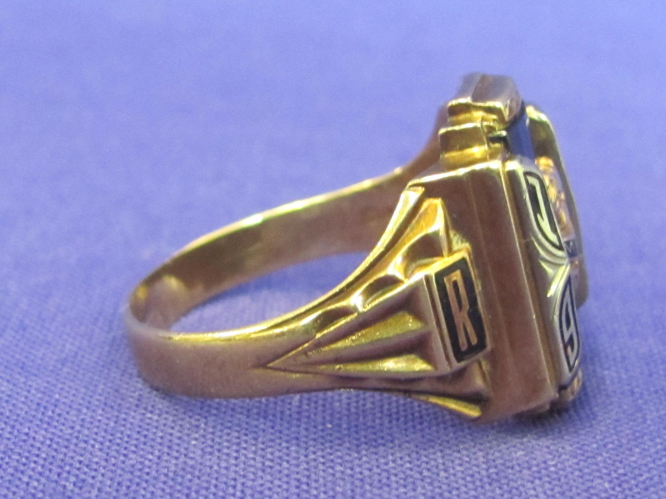 10 Kt Gold Class Ring – 1966 w Bulldog “MFL HS” - Size 13.5 – Weight is 13.3 grams
