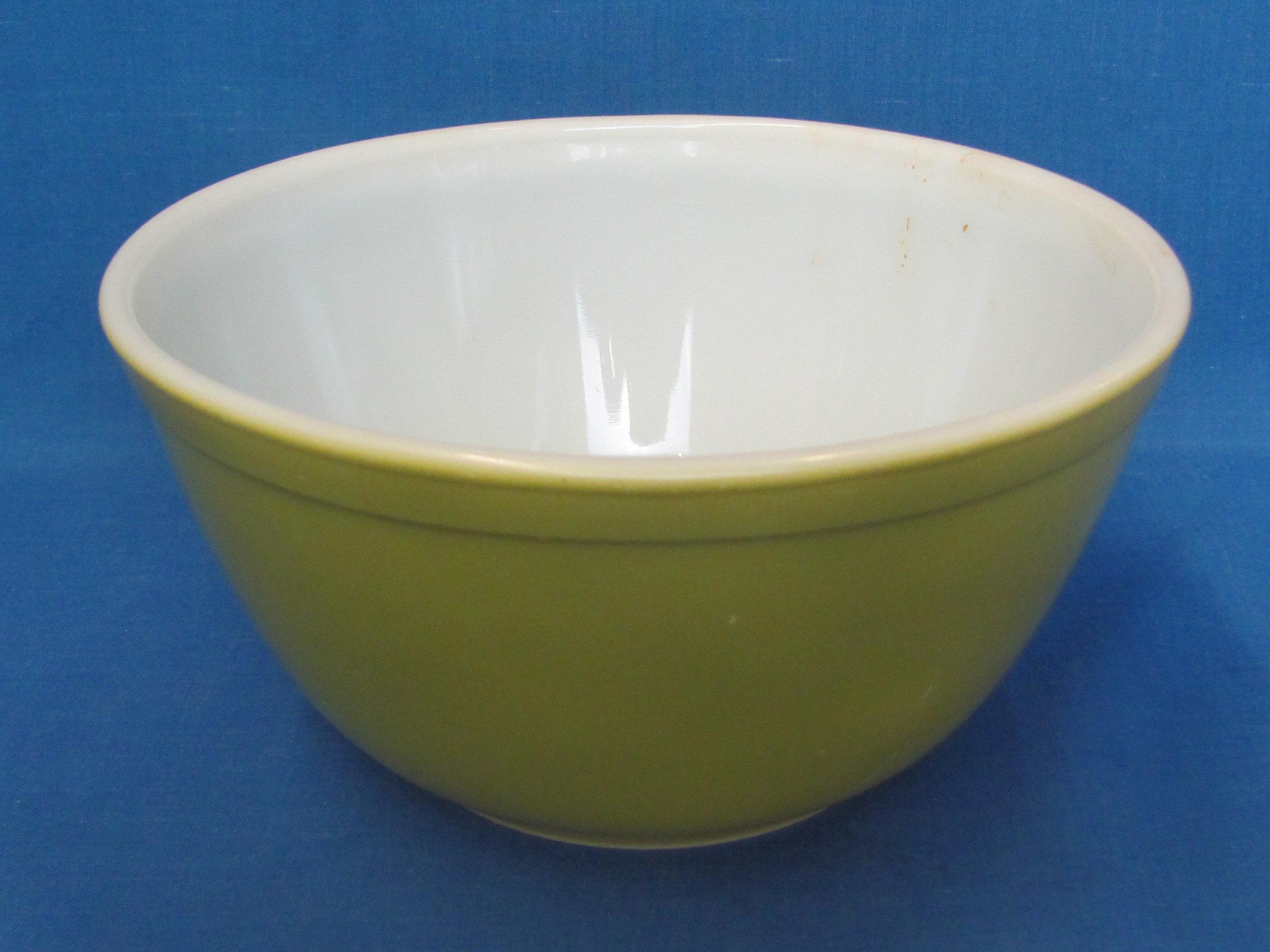 3 Piece Pyrex Mixing Bowl Set – Shades of Green/Yellow – 5 3/4” to 8 3/4” in diameter