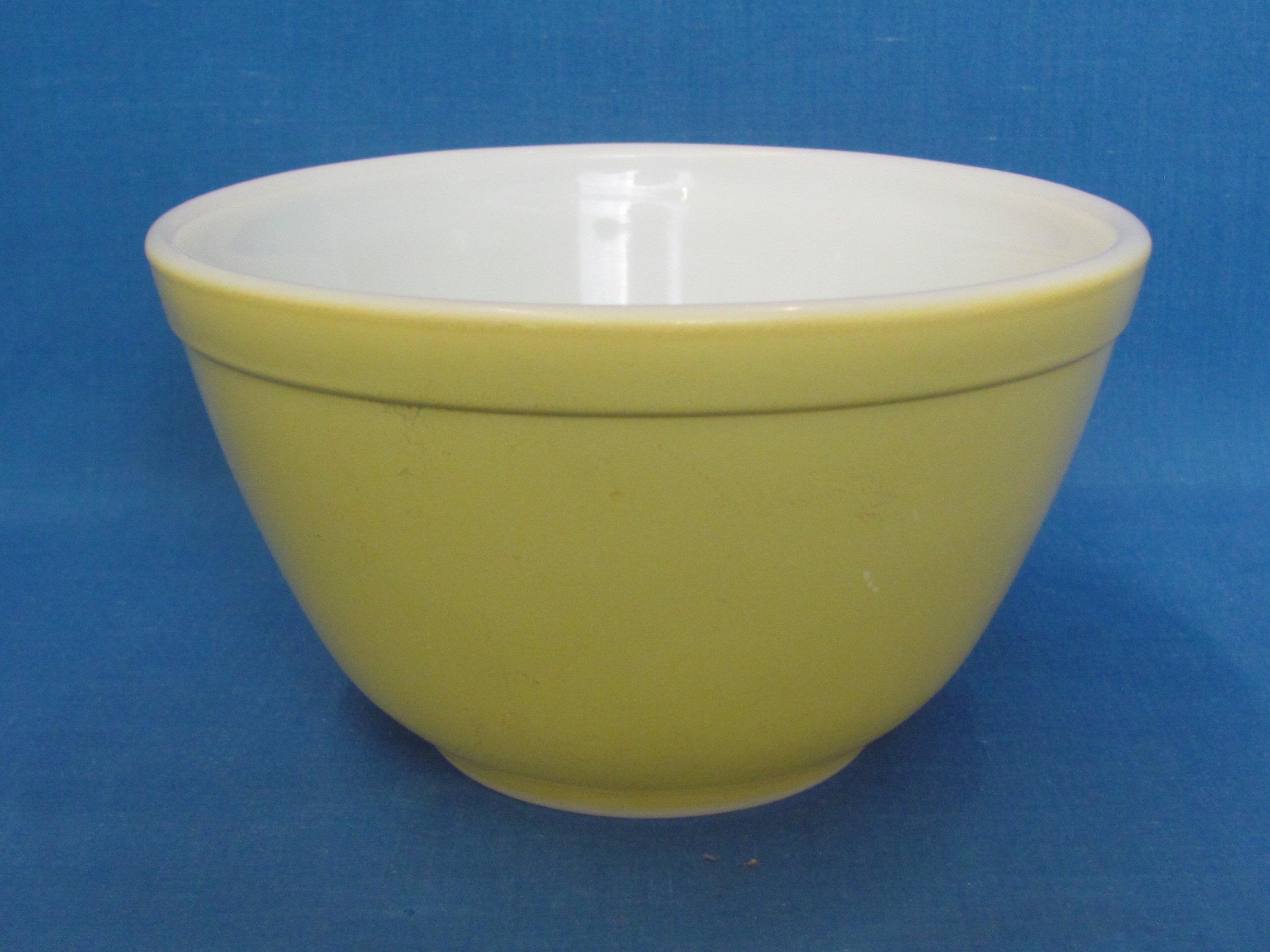 3 Piece Pyrex Mixing Bowl Set – Shades of Green/Yellow – 5 3/4” to 8 3/4” in diameter