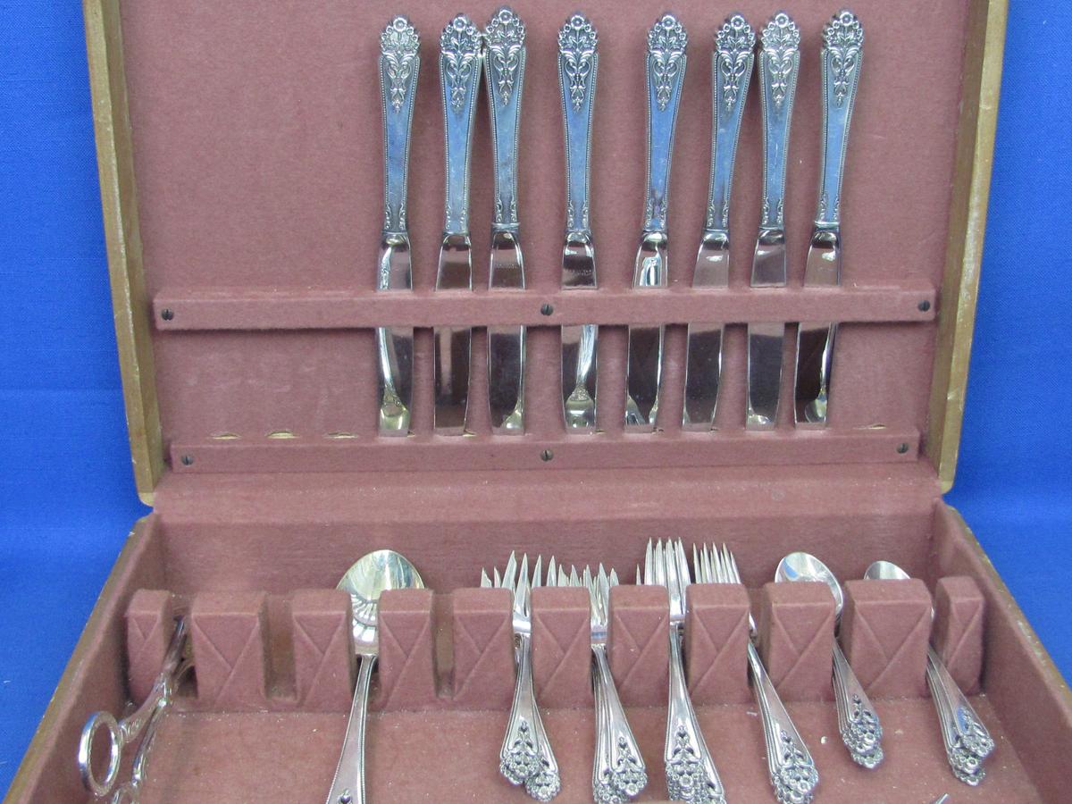 33 Piece Set of Sterling Silver Flatware – Queen's Lace by International Silver – In Wood Case