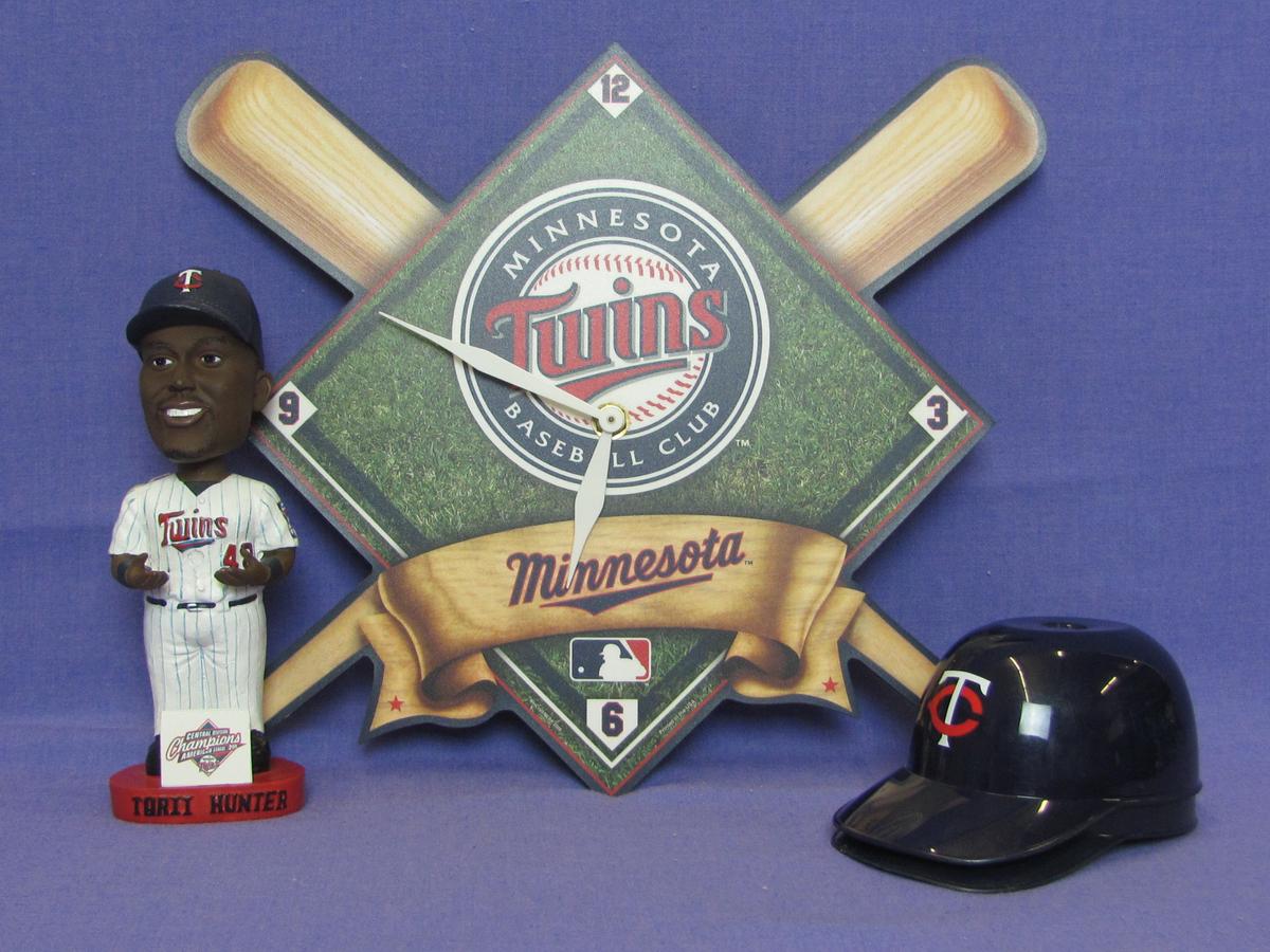 Minnesota Twins: Wall Clock – Torii Hunter Bobblehead – 2 Mini Plastic Caps