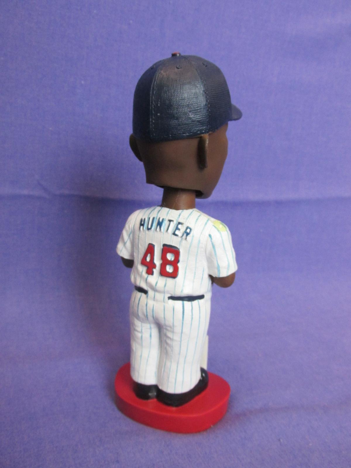 Minnesota Twins: Wall Clock – Torii Hunter Bobblehead – 2 Mini Plastic Caps