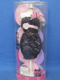 4 Barbie “Fashion Fever” Outfits – New in Tubes – with Mannequins – 2004 – Very good condition