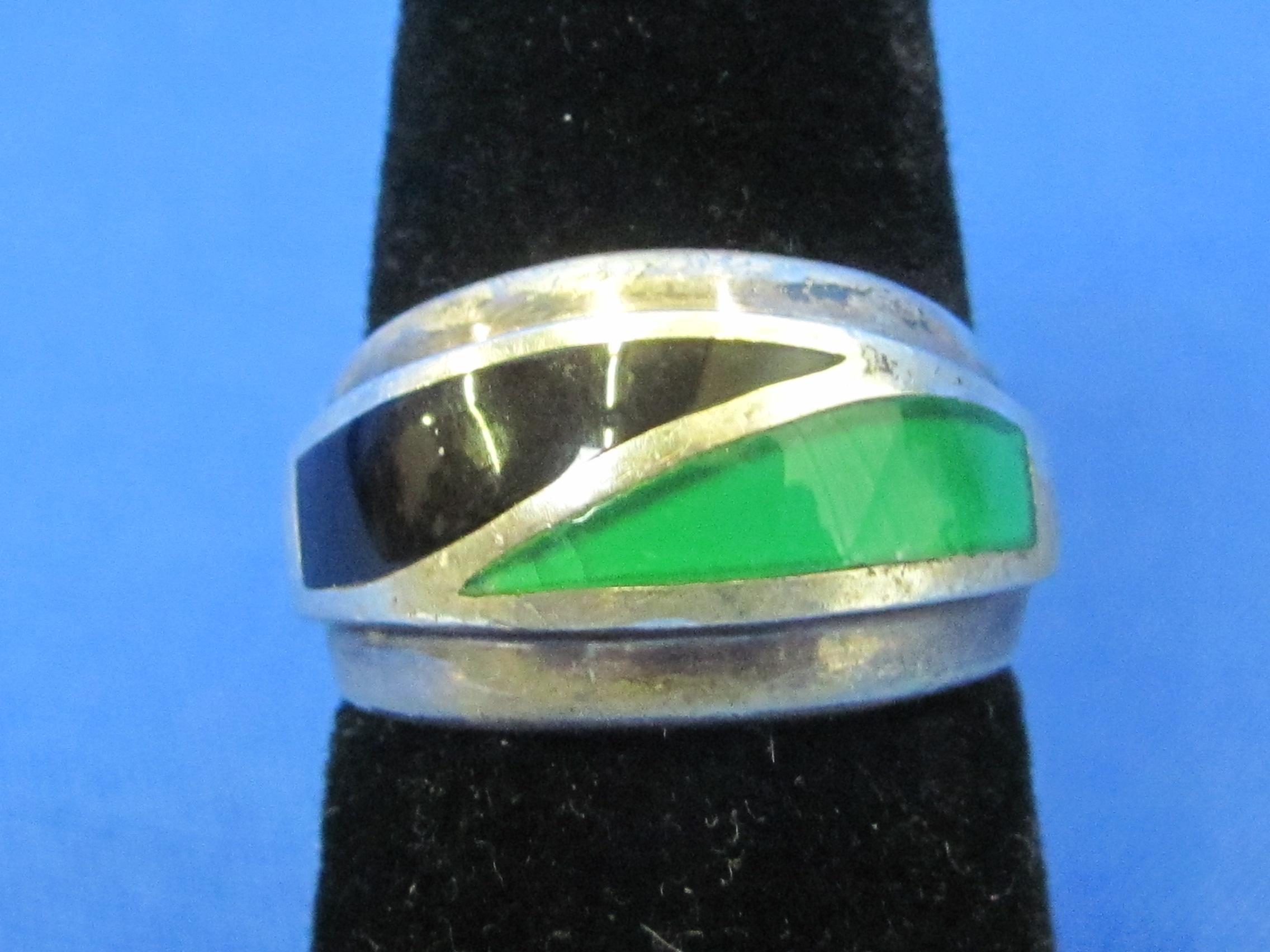 Sterling Silver Ring w Green & Black Enamel – Size 6 – Weight is 5.6 grams