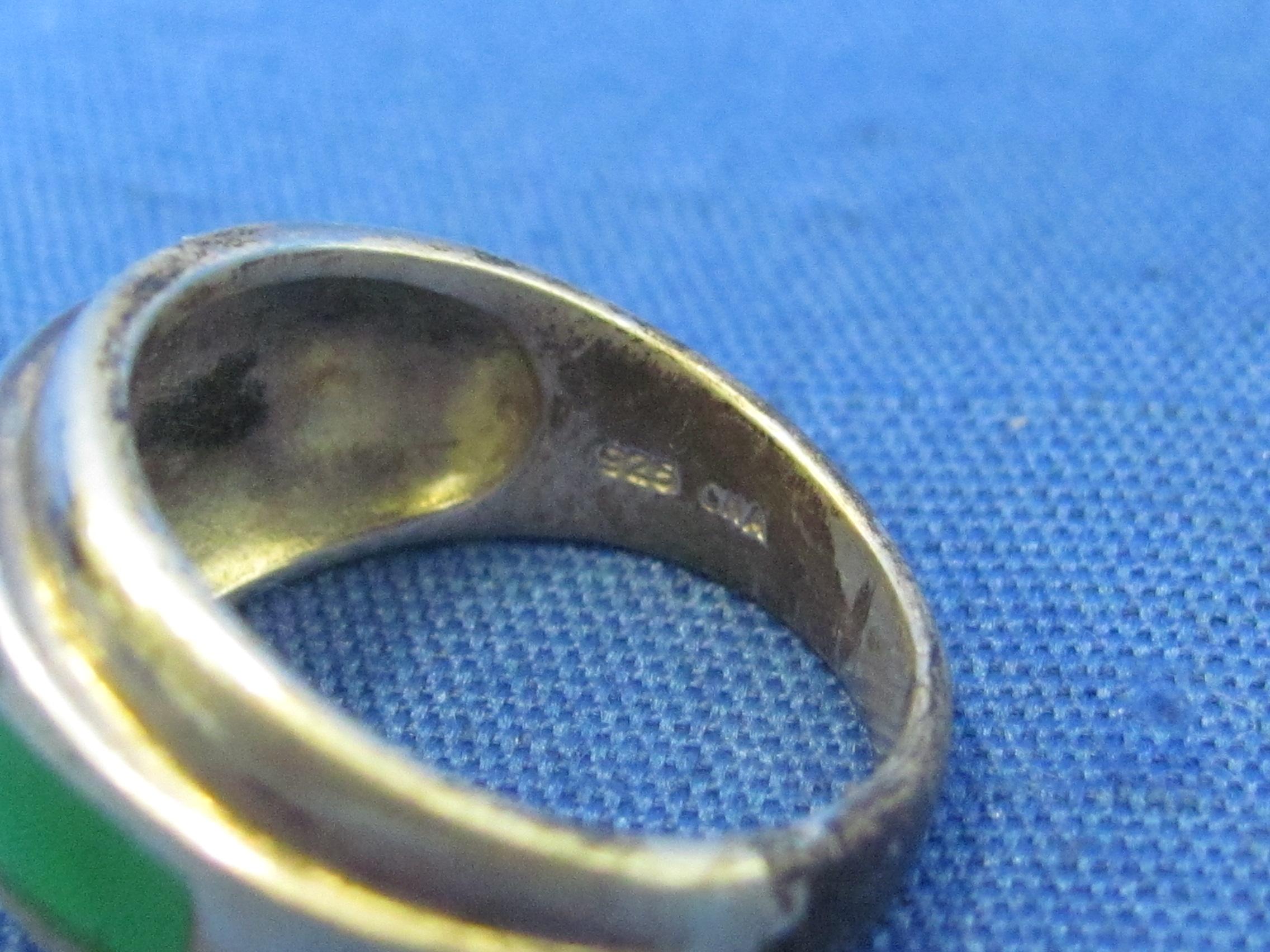 Sterling Silver Ring w Green & Black Enamel – Size 6 – Weight is 5.6 grams