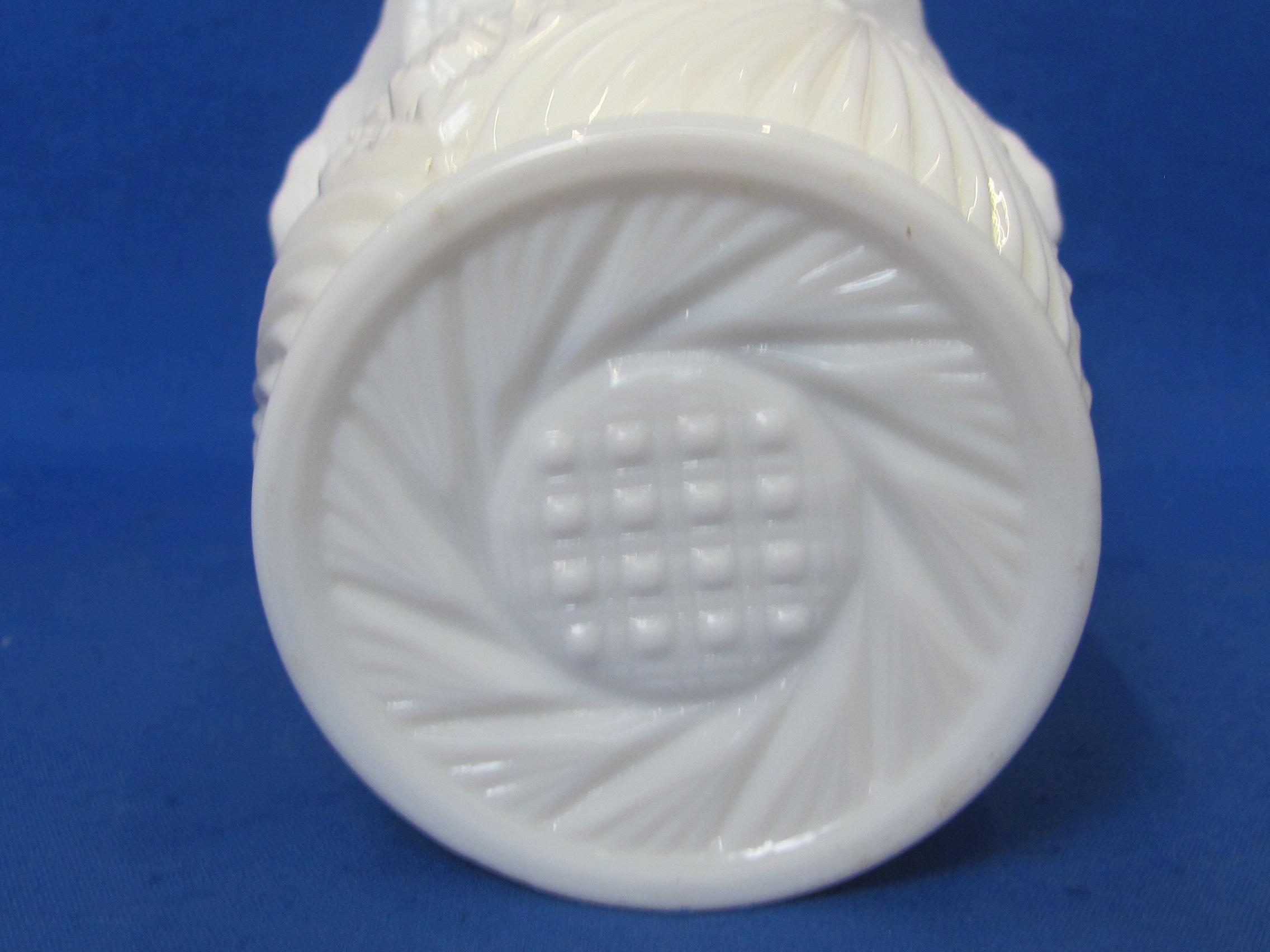 Milk Glass Vase – Sunburst Pattern by LE Smith – 5 1/2” tall