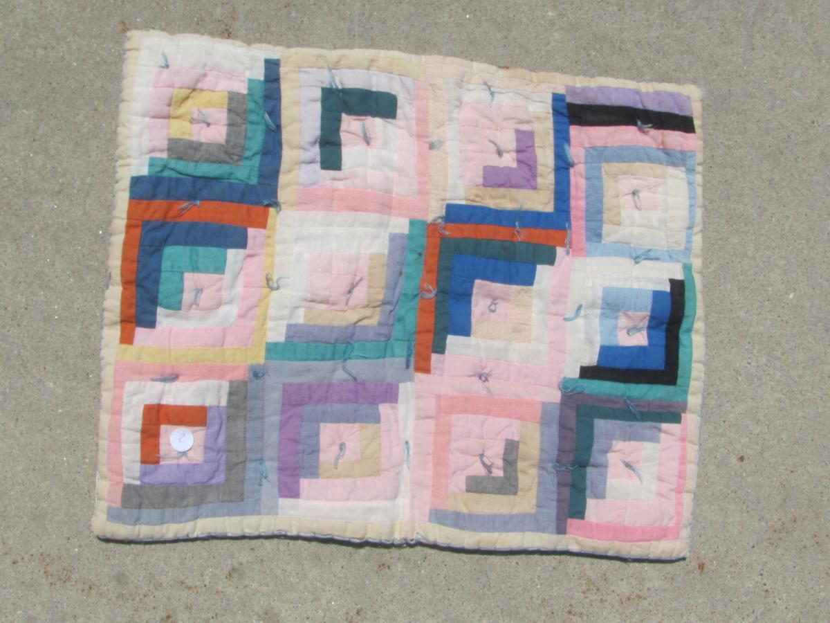 Cotton Quilt in Log Cabin Square design – Blanket stitched edge detail – sma