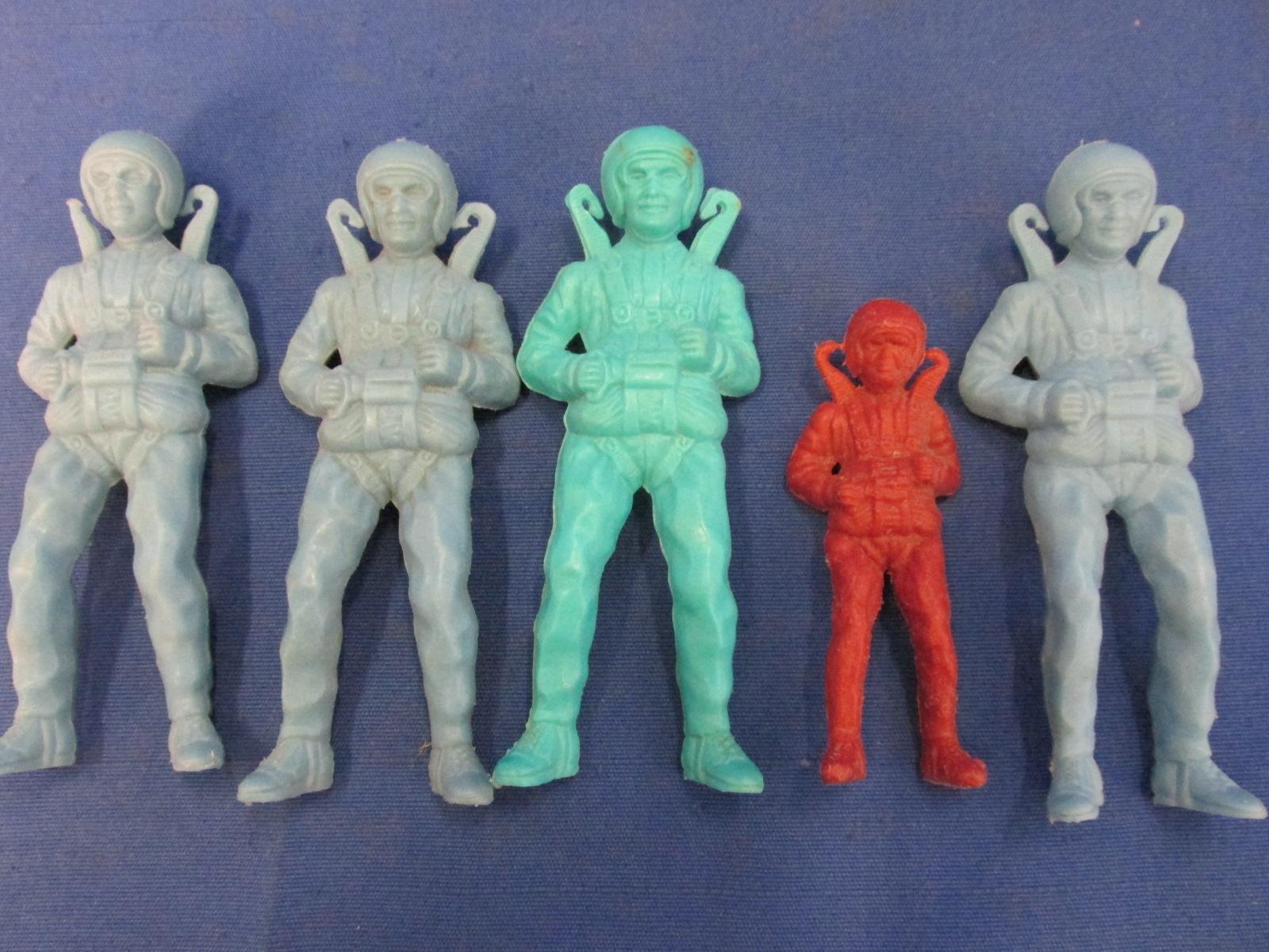 5 Vintage Ray Plastics Paratrooper Soldiers ca 1963 – 4 are 4” Blue & 1 is 3” Brown