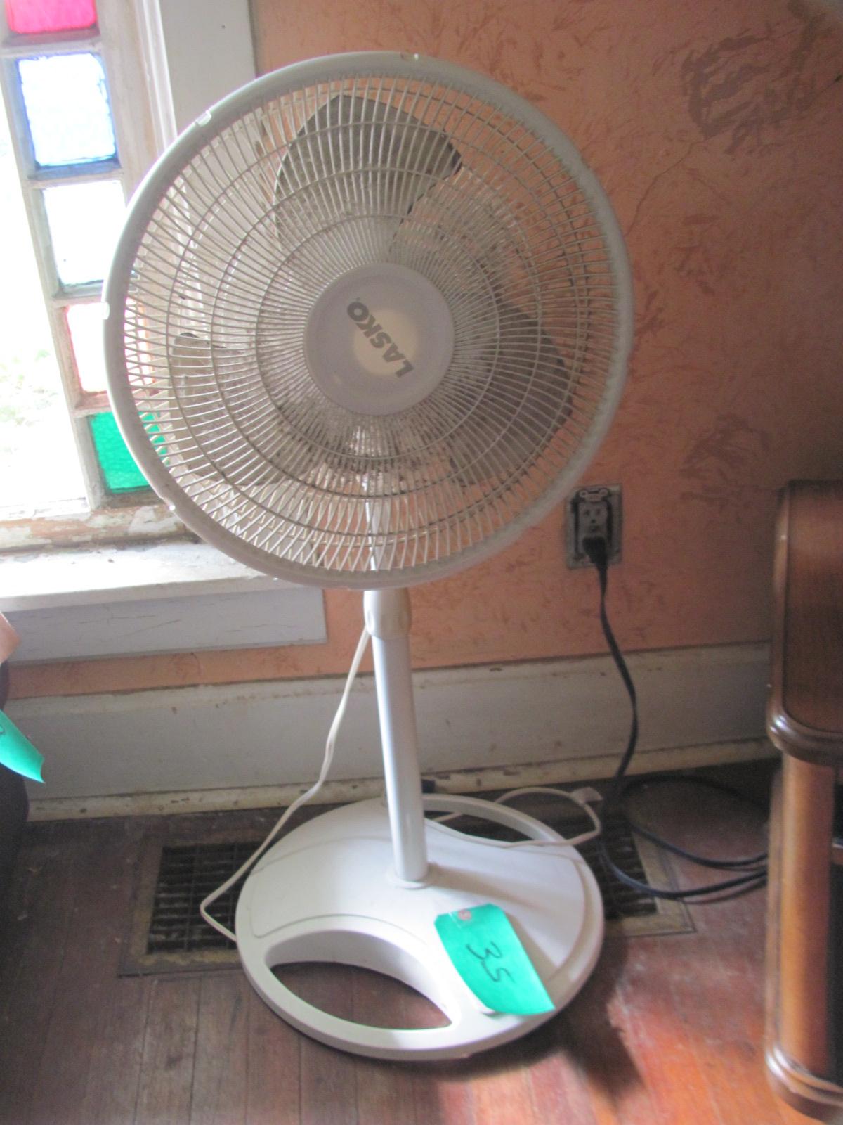 Lasko Oscillating Fan White Plastic 3 speed 38” T – needs cleaning