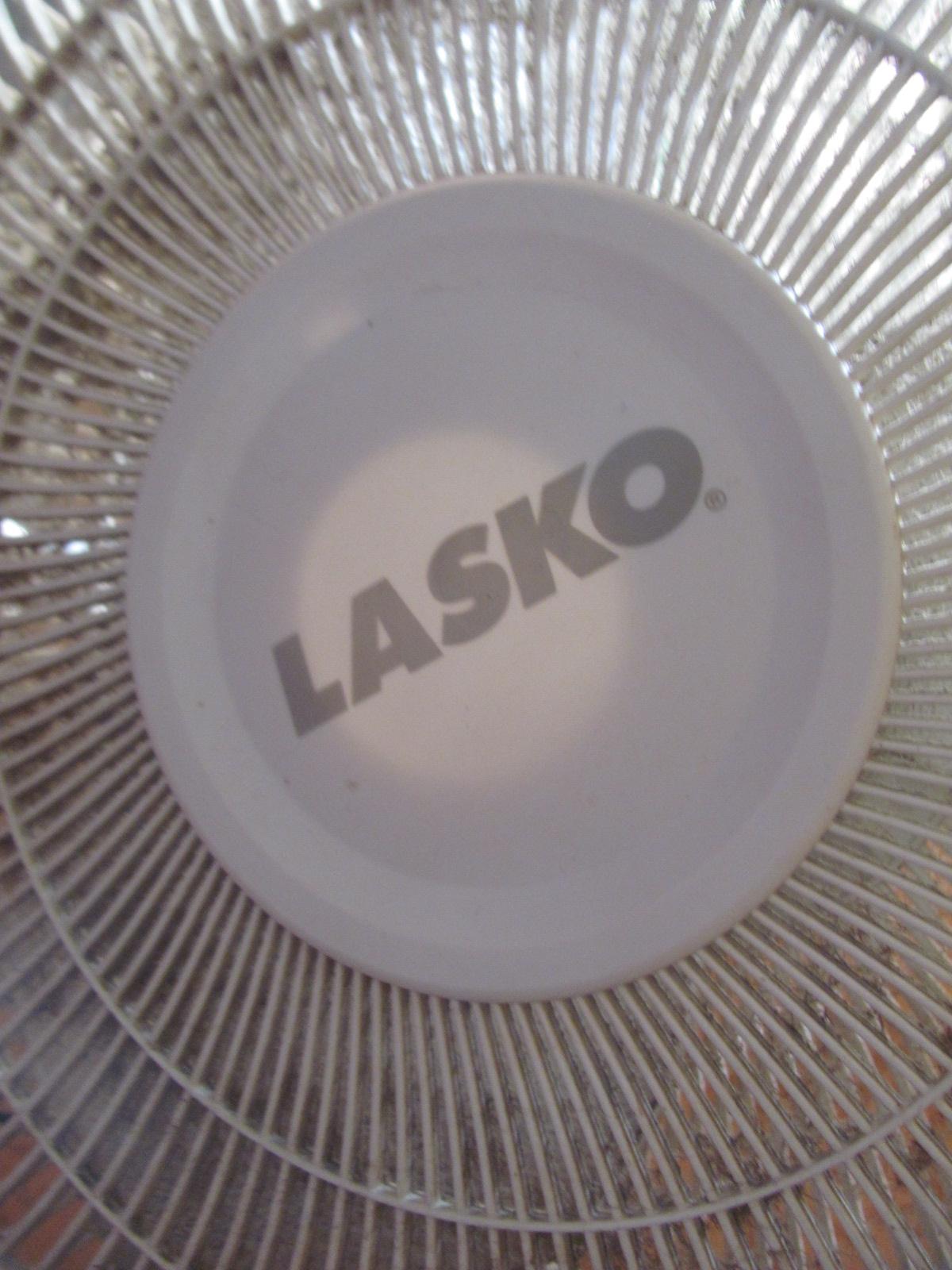 Lasko Oscillating Fan White Plastic 3 speed 38” T – needs cleaning