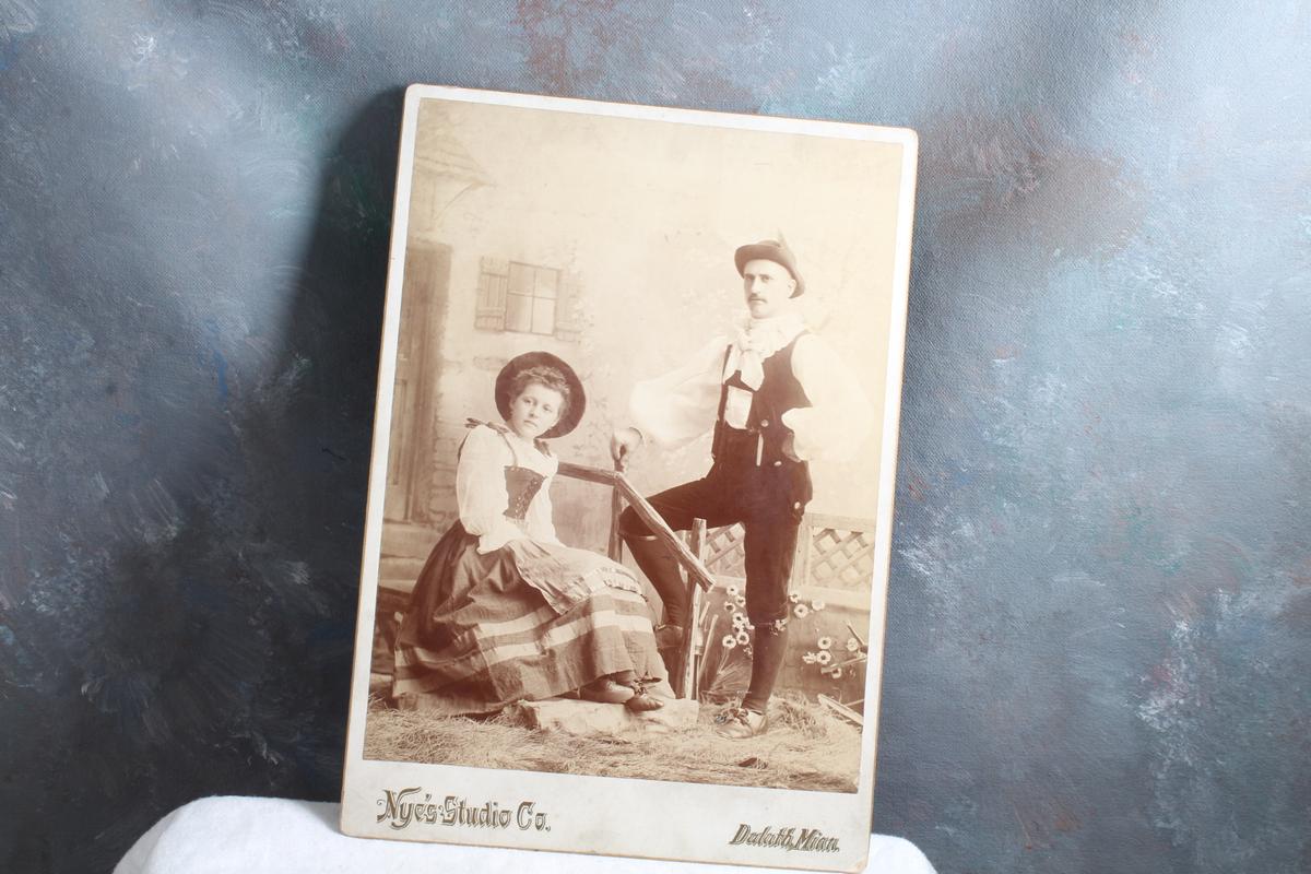 Antique Cabinet Card Photo 9 3/4" x 6 3/4" Nye's Studio Duluth, Minn.