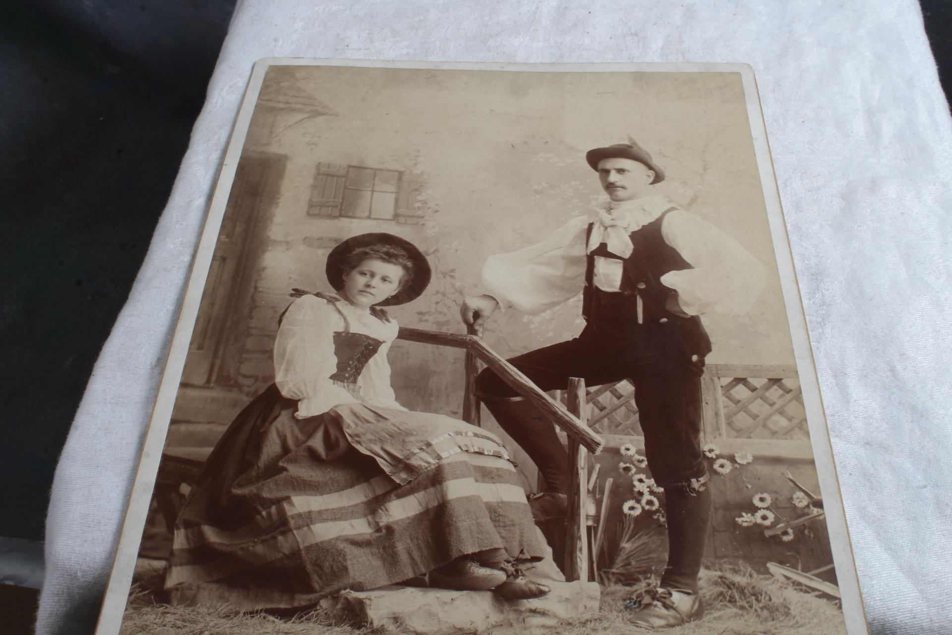 Antique Cabinet Card Photo 9 3/4" x 6 3/4" Nye's Studio Duluth, Minn.