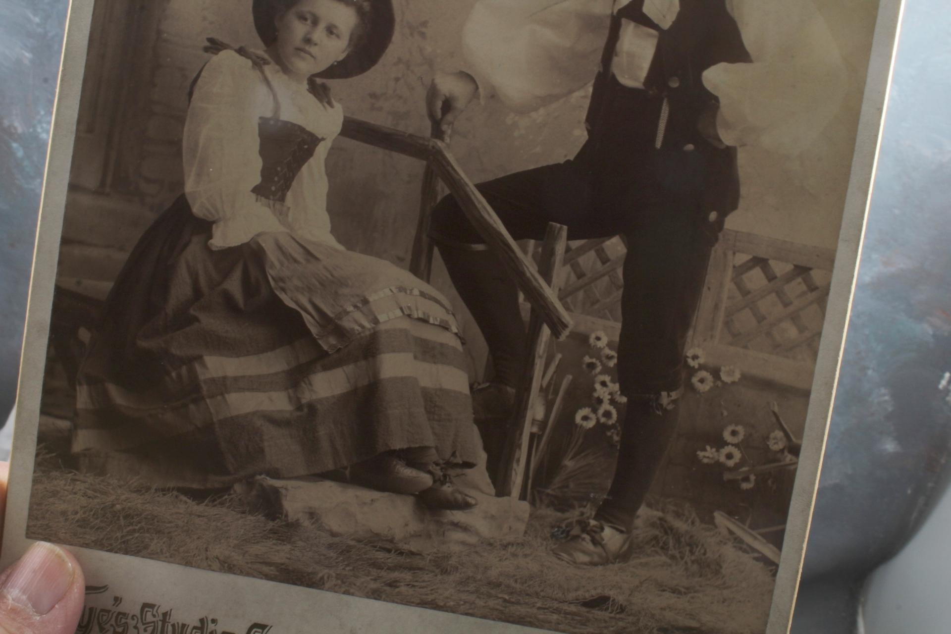 Antique Cabinet Card Photo 9 3/4" x 6 3/4" Nye's Studio Duluth, Minn.