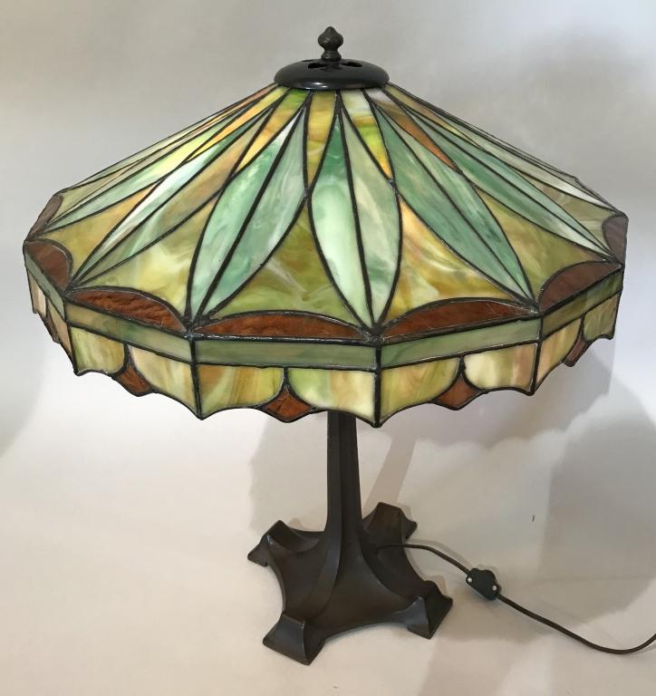 WILKINSON STAINED LEADED GLASS TABLE LAMP