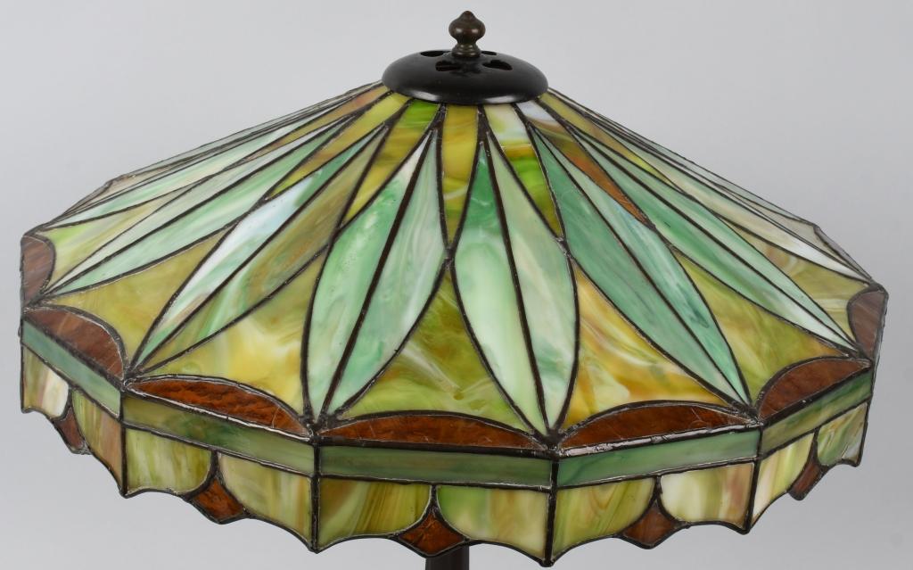 WILKINSON STAINED LEADED GLASS TABLE LAMP