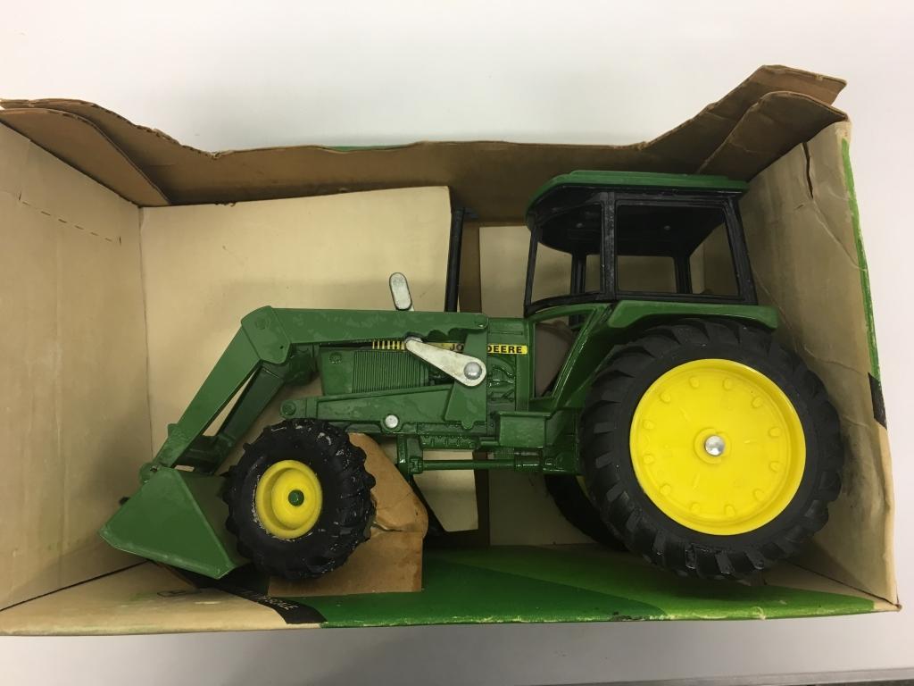 JOHN DEERE UTILITY TRACTOR W/ ENDLOADER