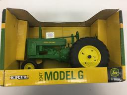 1947  JOHN DEERE MODEL "G"  DIE CAST METAL REPLICA