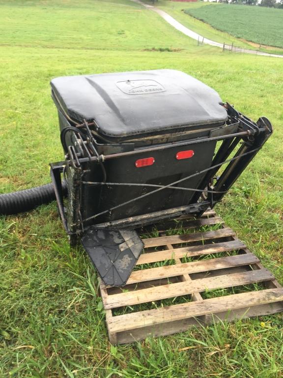 JOHN DEERE 3PT GRASS CATCHER/VAC W/GAS ENGINE