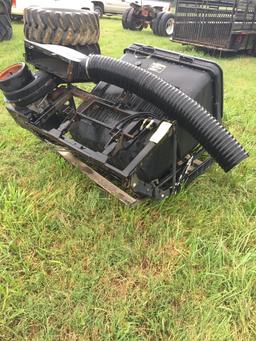 JOHN DEERE 3PT GRASS CATCHER/VAC W/GAS ENGINE