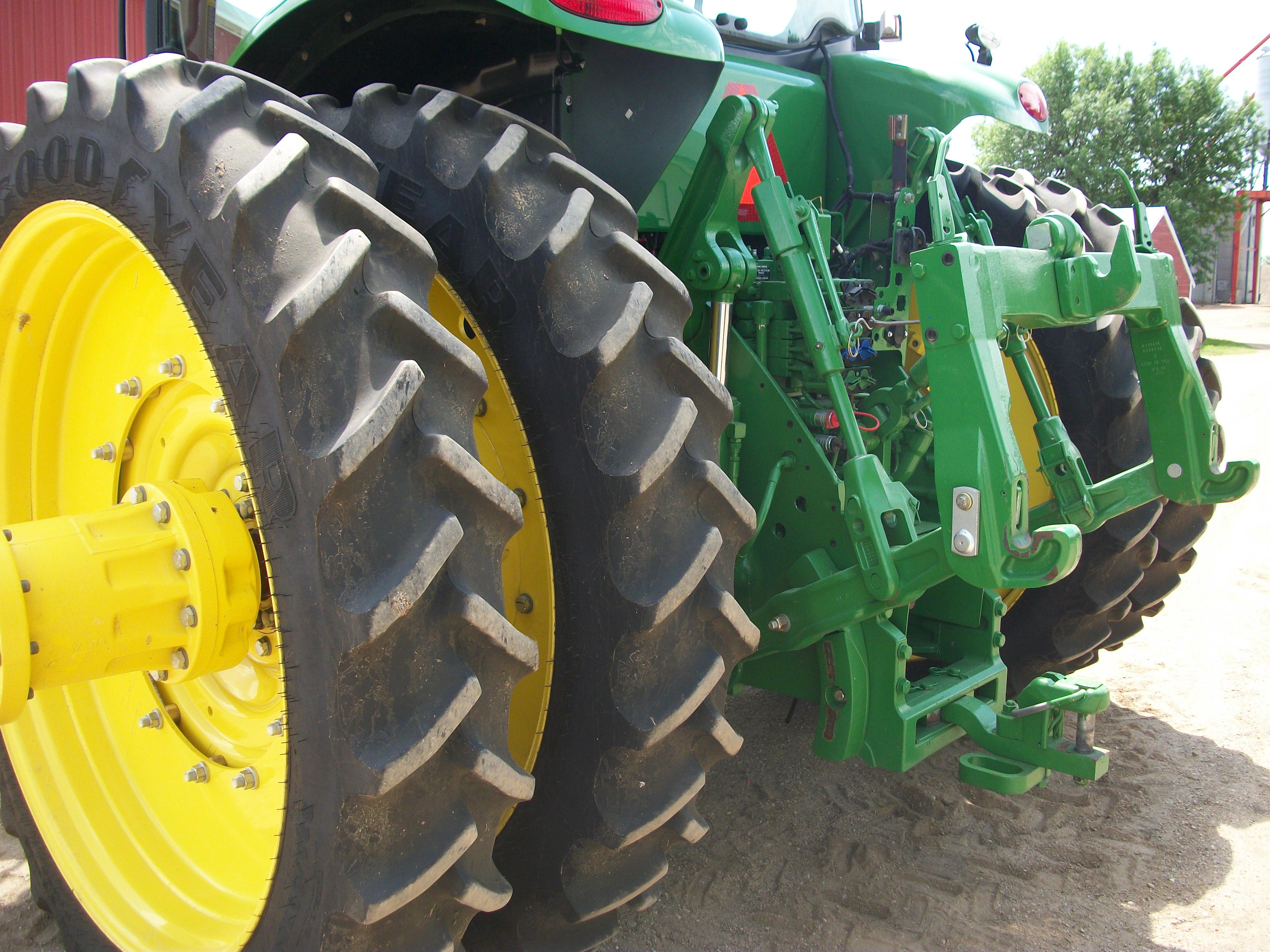 2015 John Deere 8270R MFWD