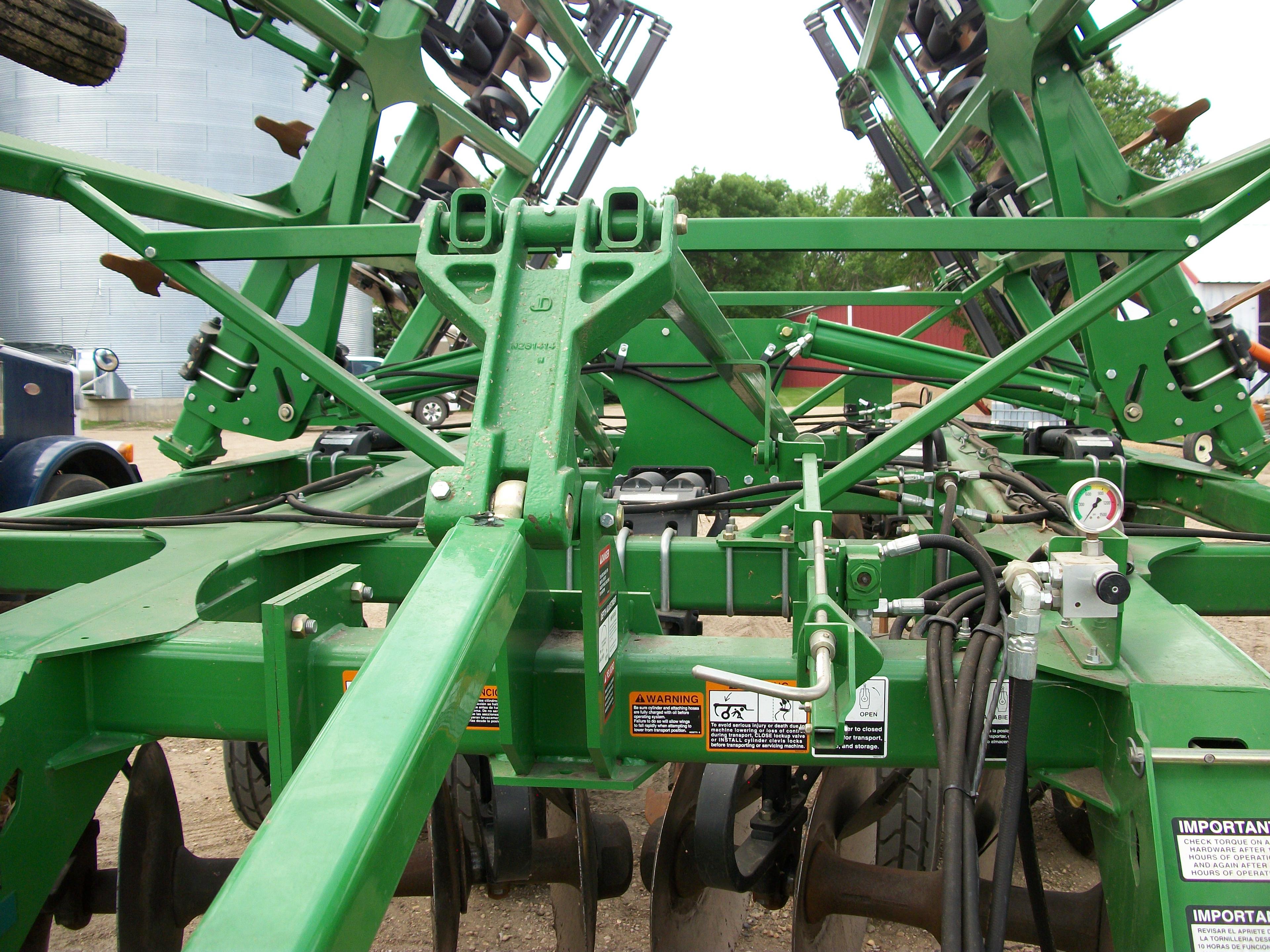 John Deere 2720 Disk Ripper 27.5'