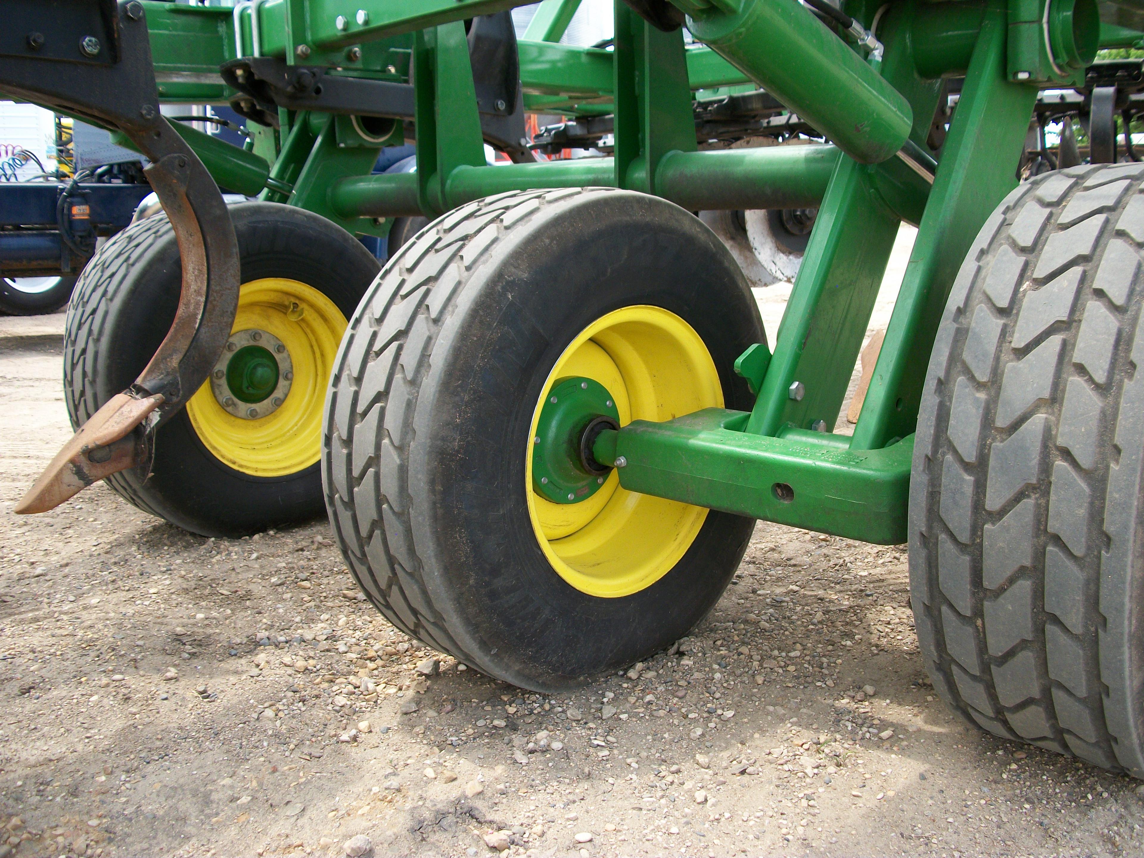 John Deere 2720 Disk Ripper 27.5'