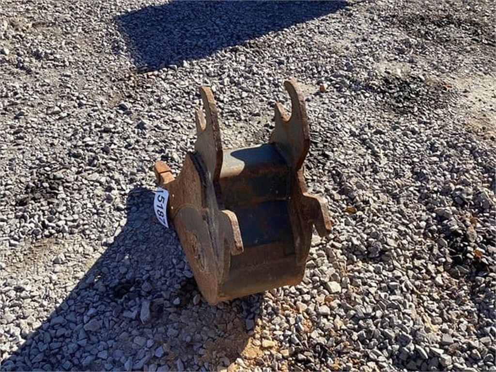 2012 JOHN DEERE 12" JOHN DEERE COUPLER BUCKET