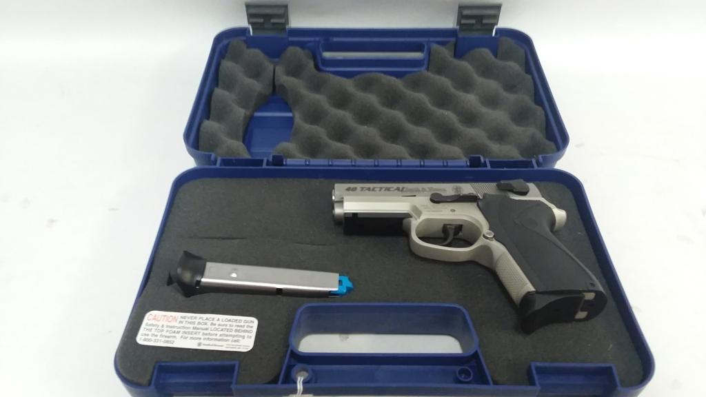 Smith & Wesson 4013 TSW 40 cal Pistol