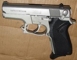 Smith & Wesson 6906 9mm pistol