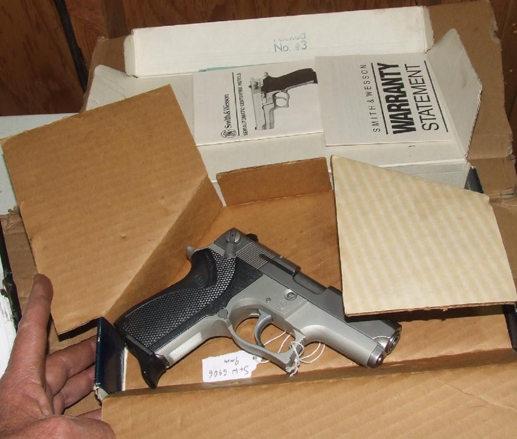 Smith & Wesson 6906 9mm pistol