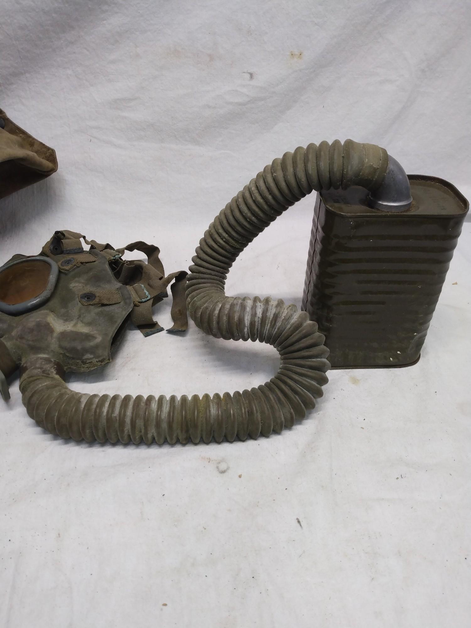 US Army Services gas mask