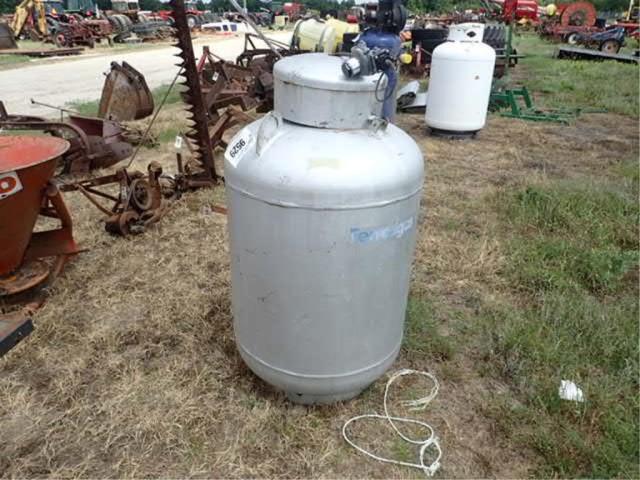 250 Gallon LP Gas Tank w/Regulator