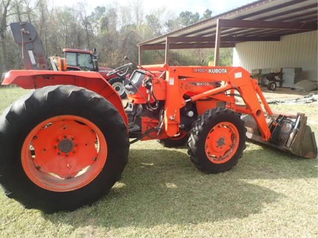 Kubota M4700 Tractor, 4 WD