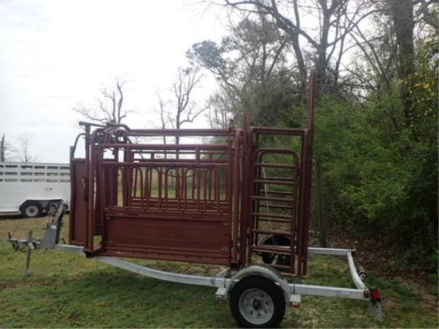 American Farm Land Squeeze Chute w/ Preg Cage