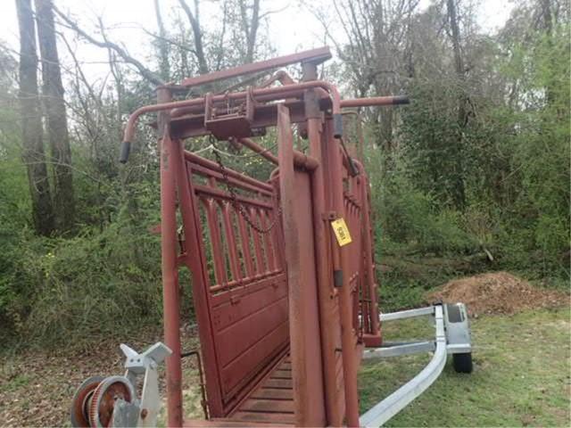 American Farm Land Squeeze Chute w/ Preg Cage