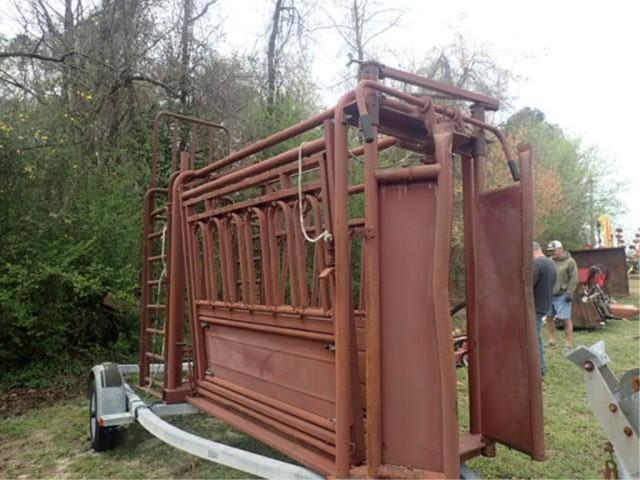 American Farm Land Squeeze Chute w/ Preg Cage