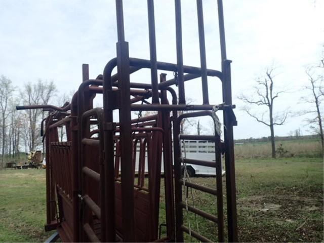 American Farm Land Squeeze Chute w/ Preg Cage