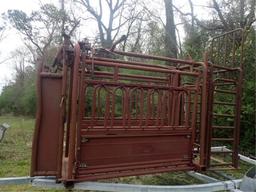 American Farm Land Squeeze Chute w/ Preg Cage