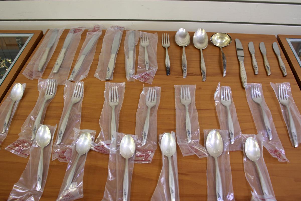 Gorham Sea Rose Sterling Silver 28 Piece Flatware Set