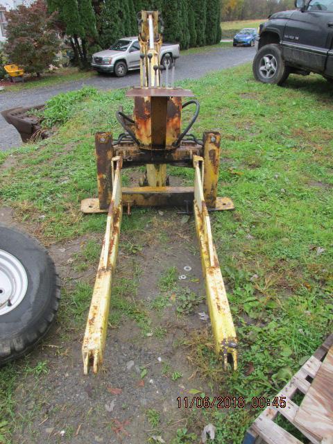 Davis D-100 backhoe w out riggers and mounts