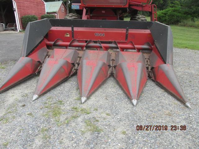 Case/IH 1044 corn head in excellent condition and appearance