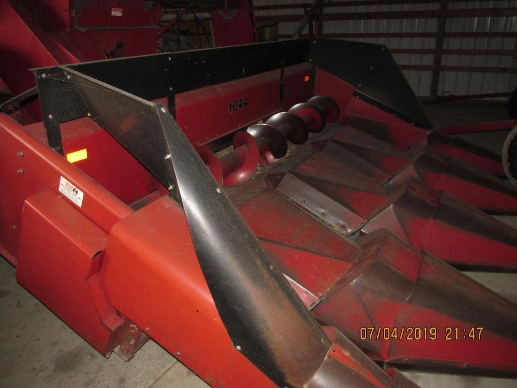 Case/IH 1044 corn head in excellent condition and appearance
