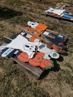 Pallet of misc Halloween signs