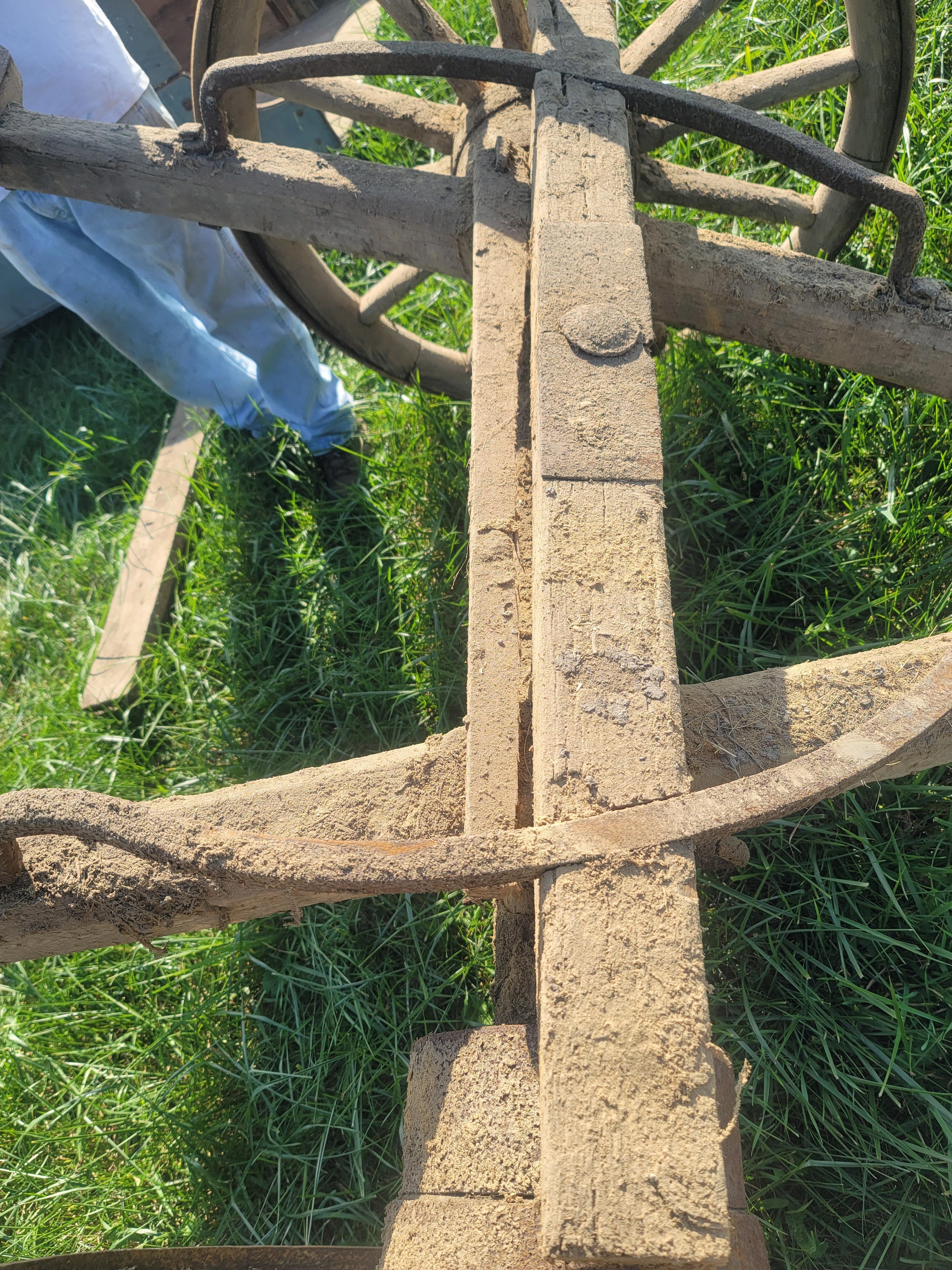 Heavy Duty axle w/ wooden wheels.