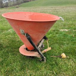 Befco 212, 3 pt , pto spinner spreader