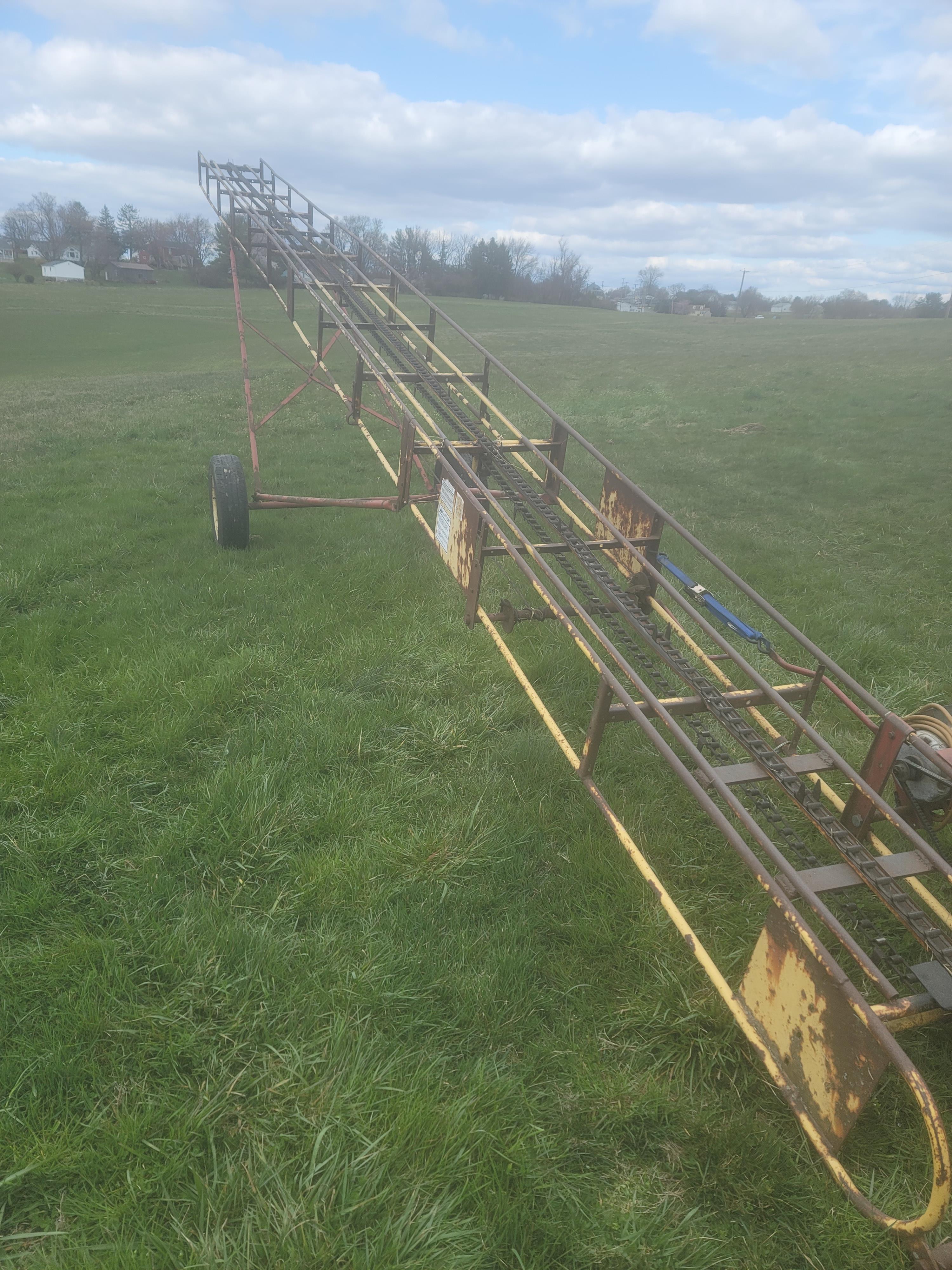 New Holland bale elevator w/transport.