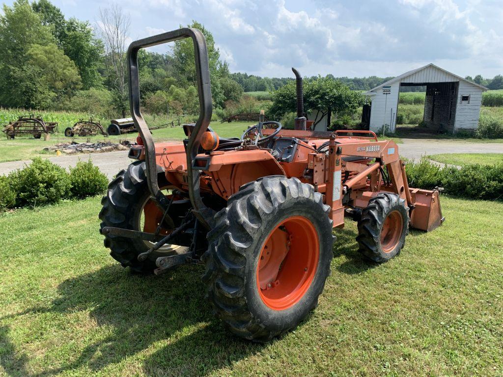 Kubota L2850 Diesel  tractor with BF500 loader