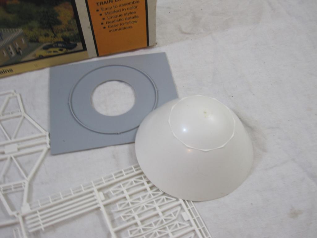 Con-Cor Radio Satellite Dish Plastic Model for Train Display, HO Scale, unassembled, see pictures,