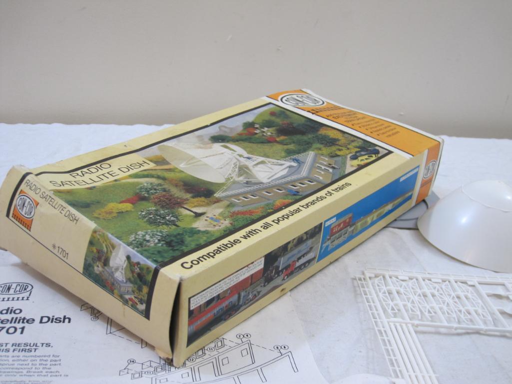 Con-Cor Radio Satellite Dish Plastic Model for Train Display, HO Scale, unassembled, see pictures,