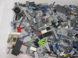 Approx 2 Pounds of Assorted Lego Pieces, see pictures